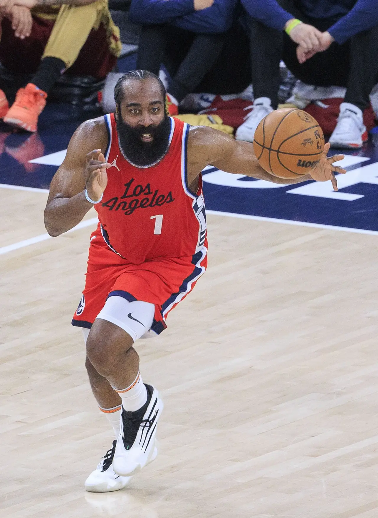 关于加时末段NBA常规赛焦点战；拜仁慕尼黑防线松动；更衣室稳定；资深球员宣示担当的信息